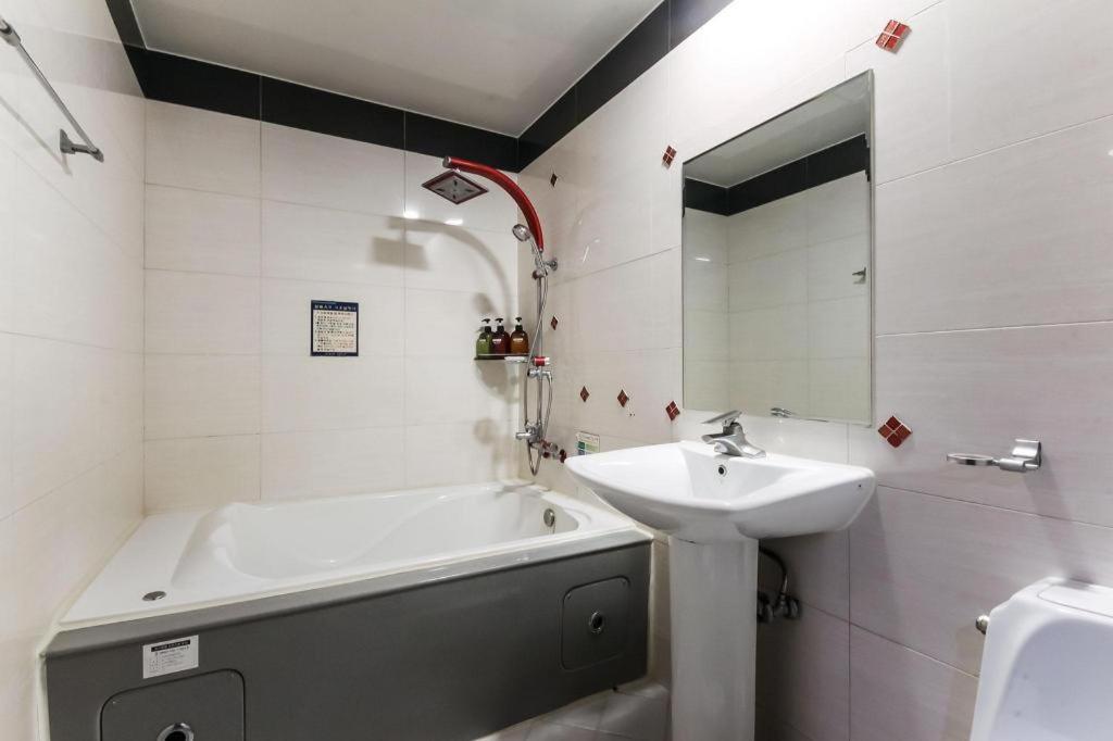Sky Hotel Changwon Ngoại thất bức ảnh